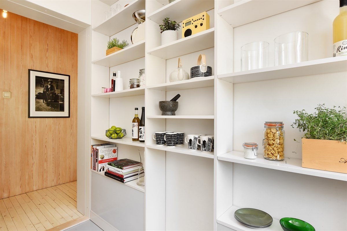 Spesilatilpasset hyllesystem på kjøkkenet Galleribilde