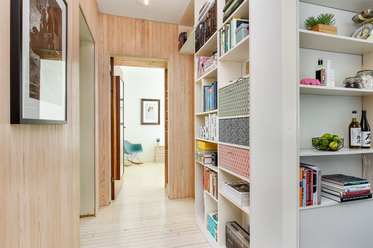 Romslig gang med smarte hyllesystemer Galleribilde