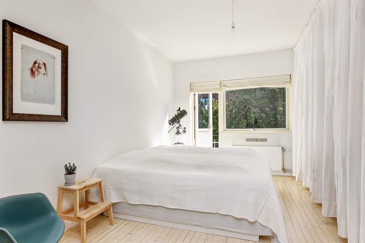 Stort soverom med med garderobe og utgang til balkong Galleribilde