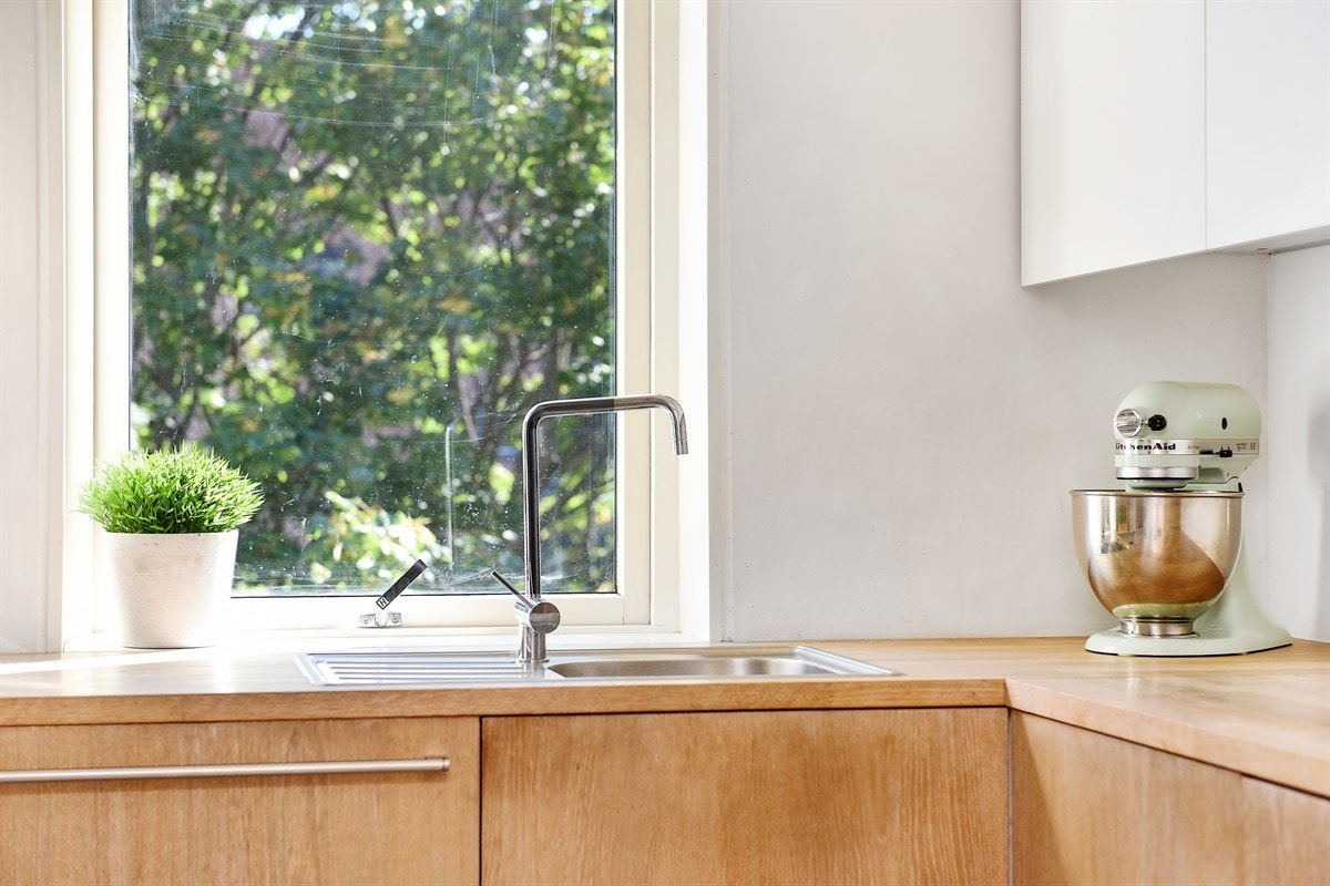 Hyggelig utsyn fra kjøkkenvinduet Galleribilde