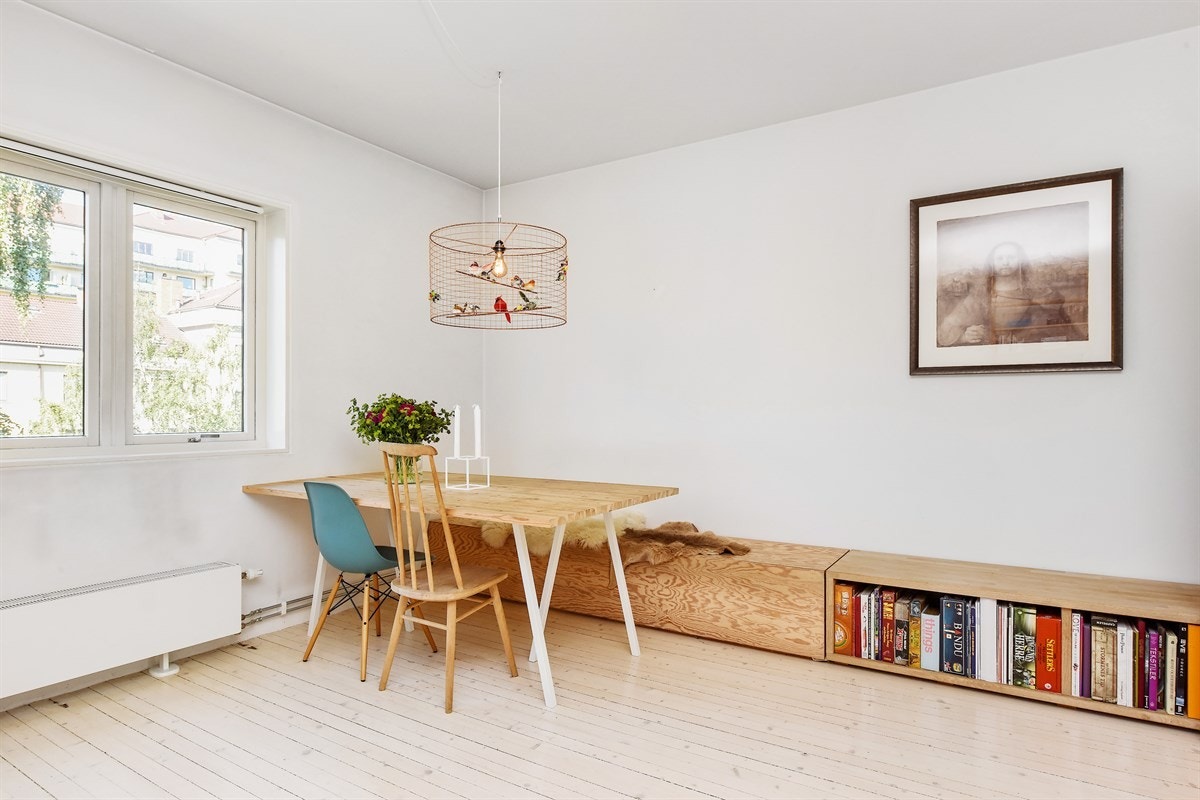 God plass til både spisebord og sofaseksjon Galleribilde