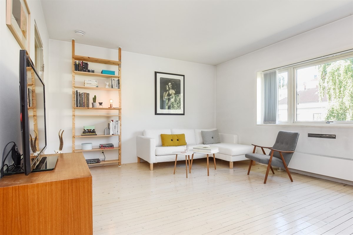 En lys og luftig leilighet som er holdt i lyse pene farger Galleribilde