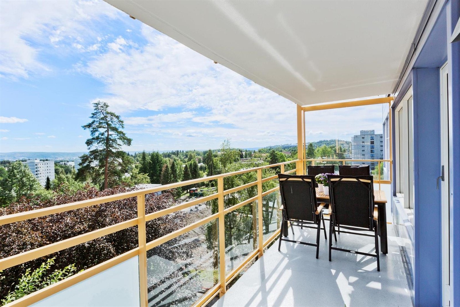 Fin østvendt balkong med utgang fra stuen. Galleribilde