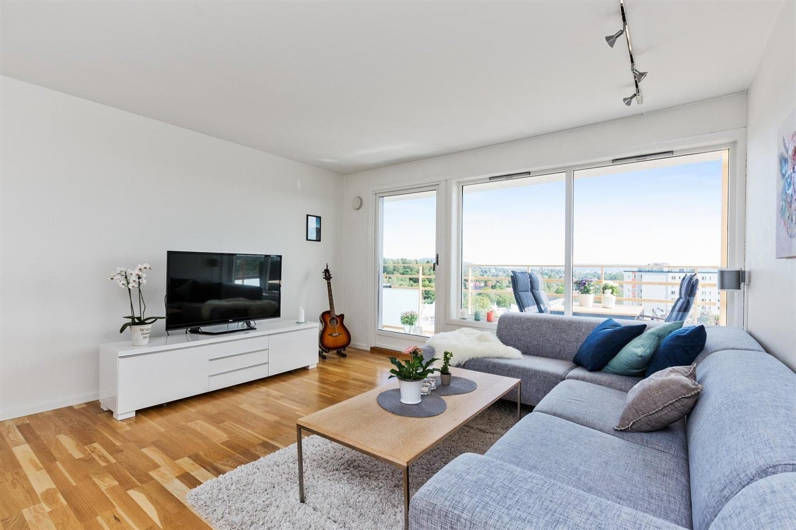 Plass for stor sofa og utgang til solrik østvendt balkong.
Her kan man velge om man vil sitte inne eller ute. Galleribilde