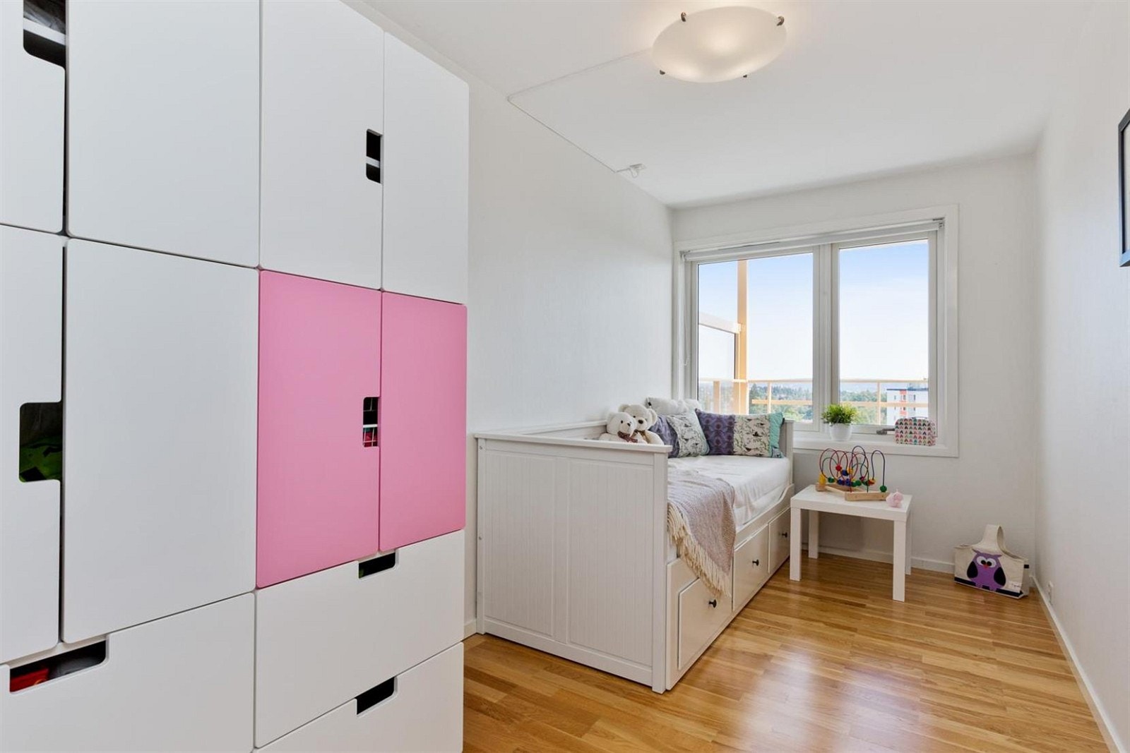 Soverom med eikeparkett på gulv og malte flate vegger. Plass for garderobeskap. Galleribilde