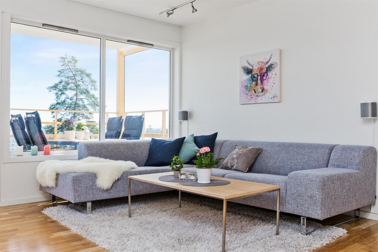 Fine store vindu i stuen med fin utsikt. Det er eikeparkett på gulv og malte flate vegger. Galleribilde