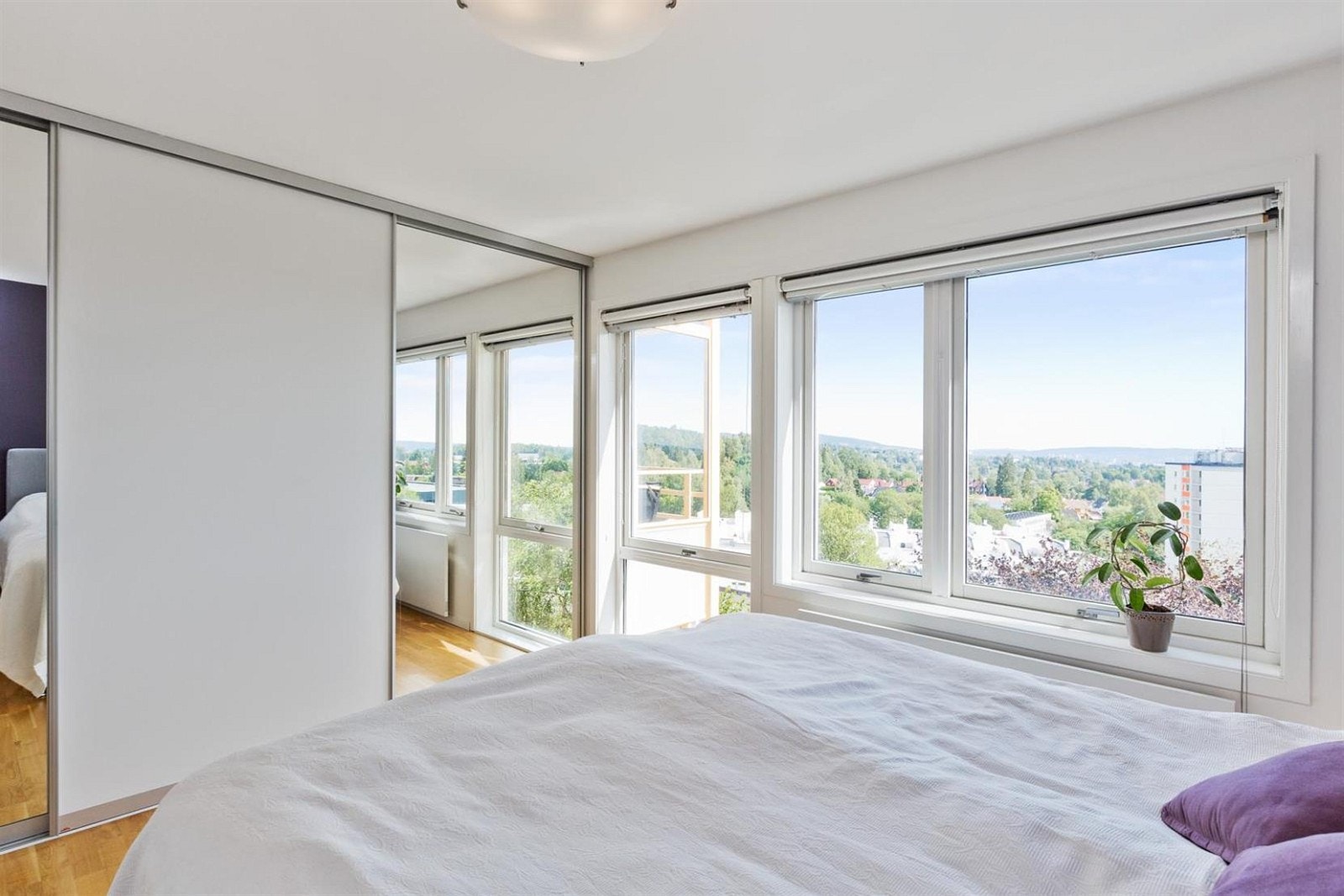 Det er skyvedørsgarderobe med delvis med speildører. Her kan man våkne opp og se på den fine utsikten. Galleribilde