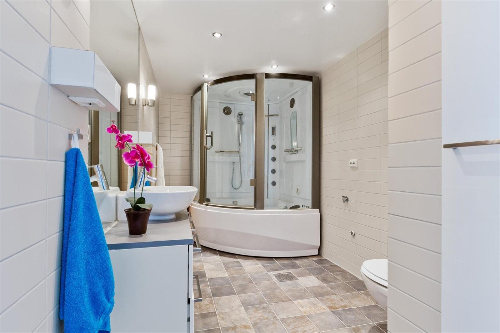 Pent bad fra 2006 med opplegg for vaskemaskin og tørketrommel, vegghengt wc, servantseksjon med overliggende skål, innmurt speil og stort dusjkar/badekar med massajedyser mm. Galleribilde