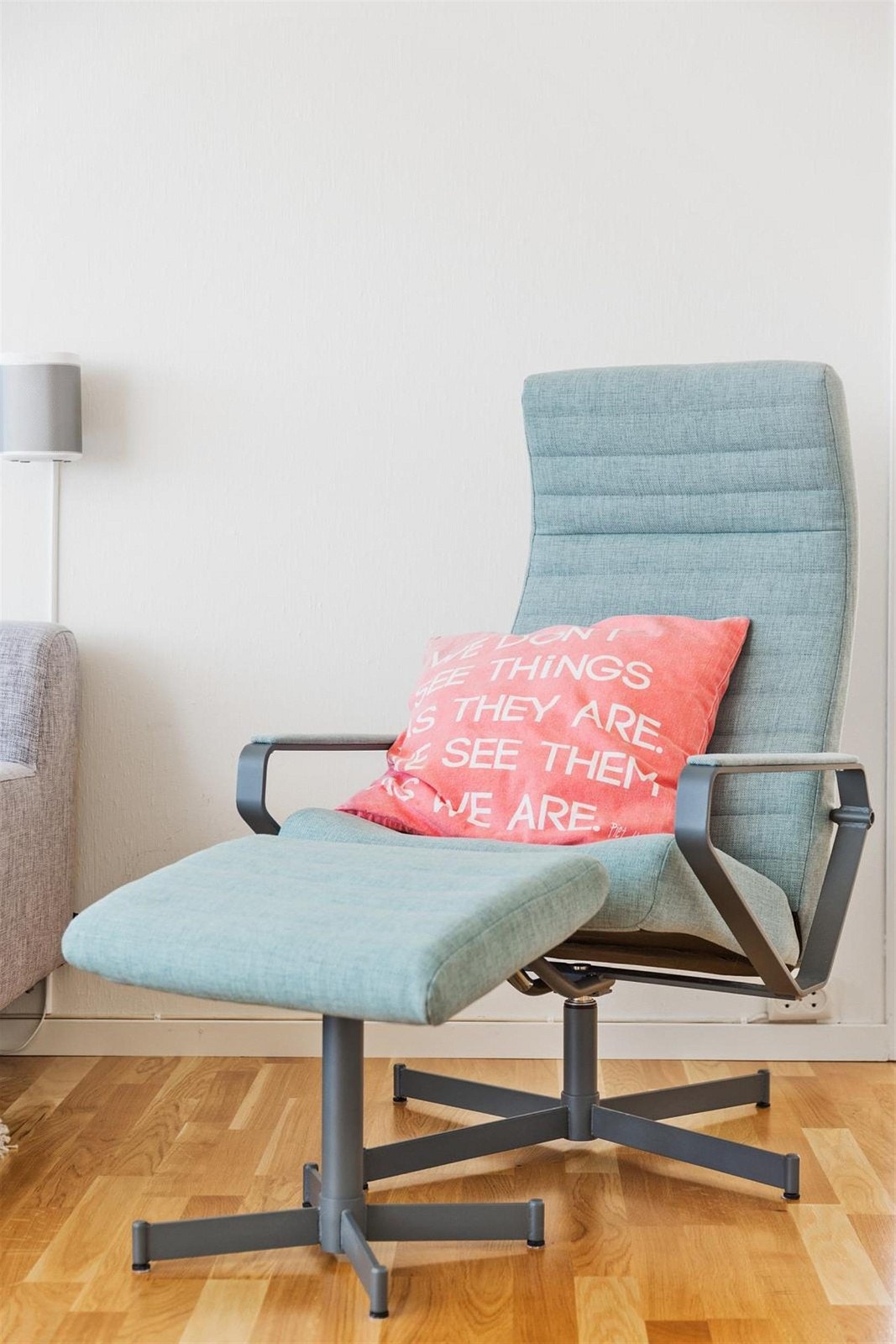 I stuen er det plass for stor sofa og lenestol. Galleribilde