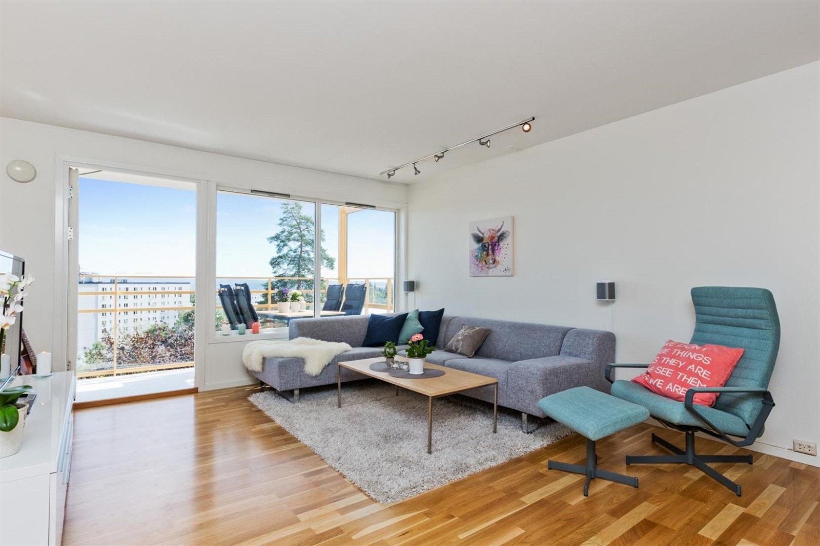 Fin, usjenert og lys stue med flott utsikt. Utgang til solrik balkong. Galleribilde