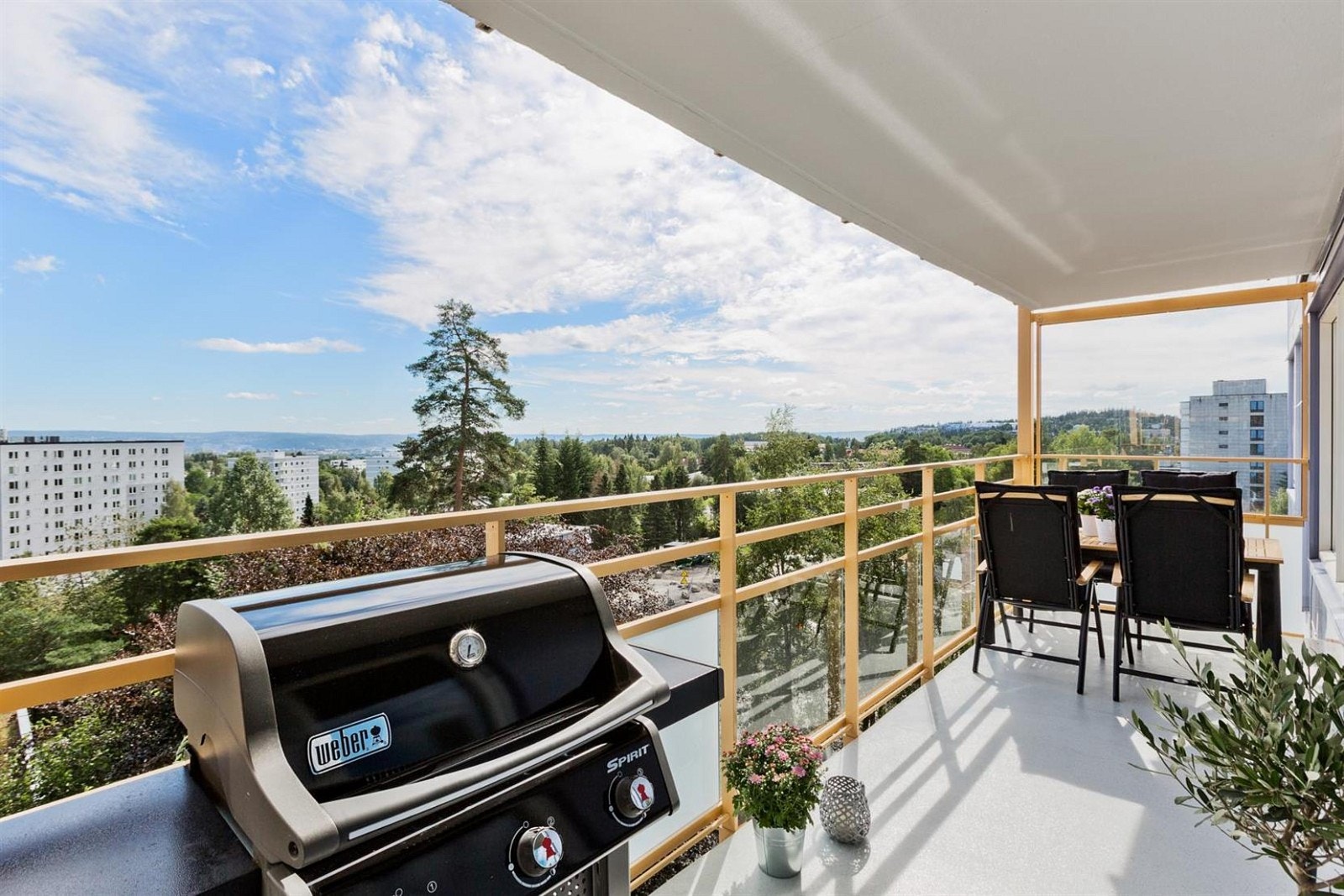 Stor ca. 11 kvm østvendt balkong med fine solforld. God plass for en stor grill og sittegruppe. Galleribilde