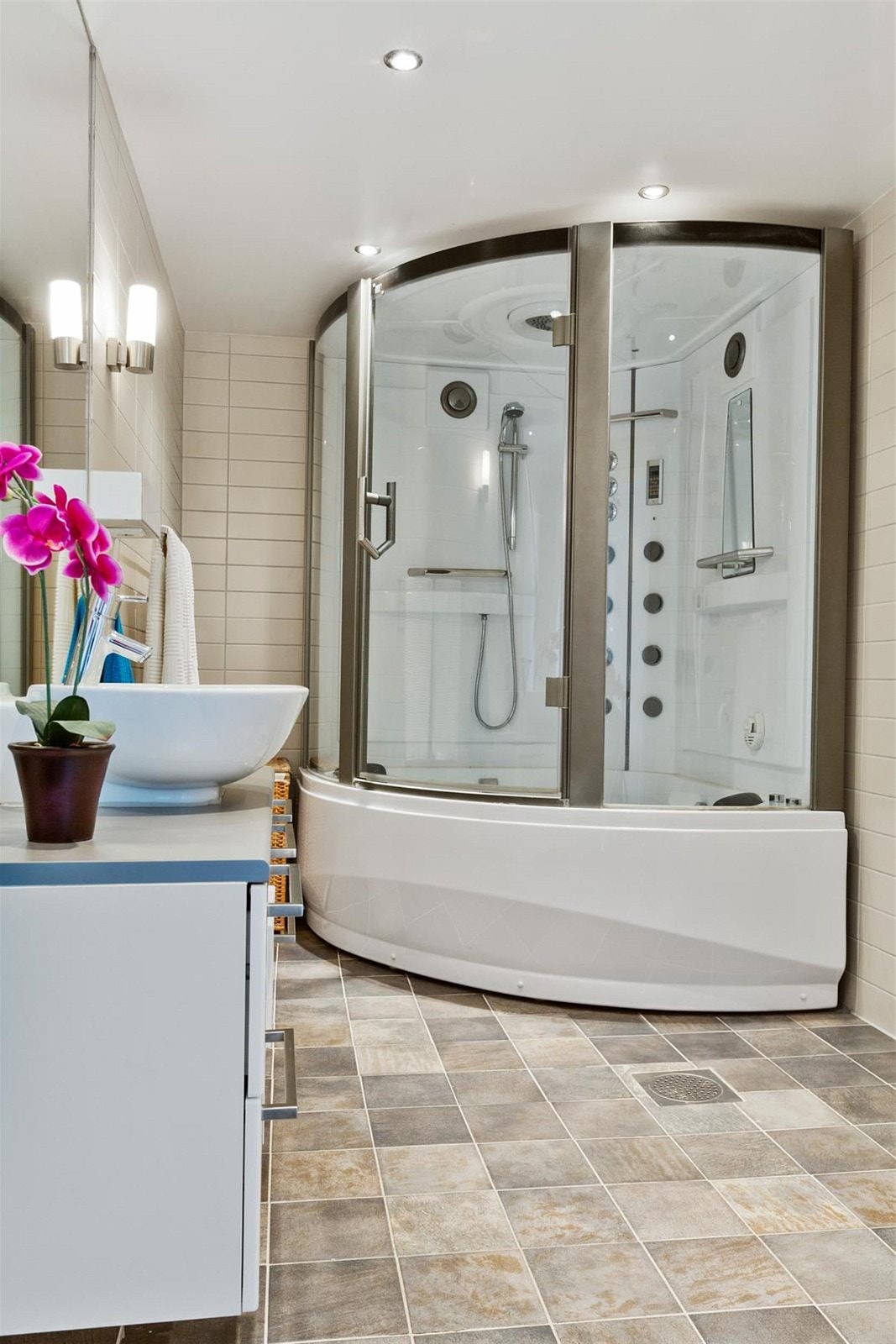 Meget lekkert stor flislagt bad fra 2006 med varmekabler på gulv. Galleribilde