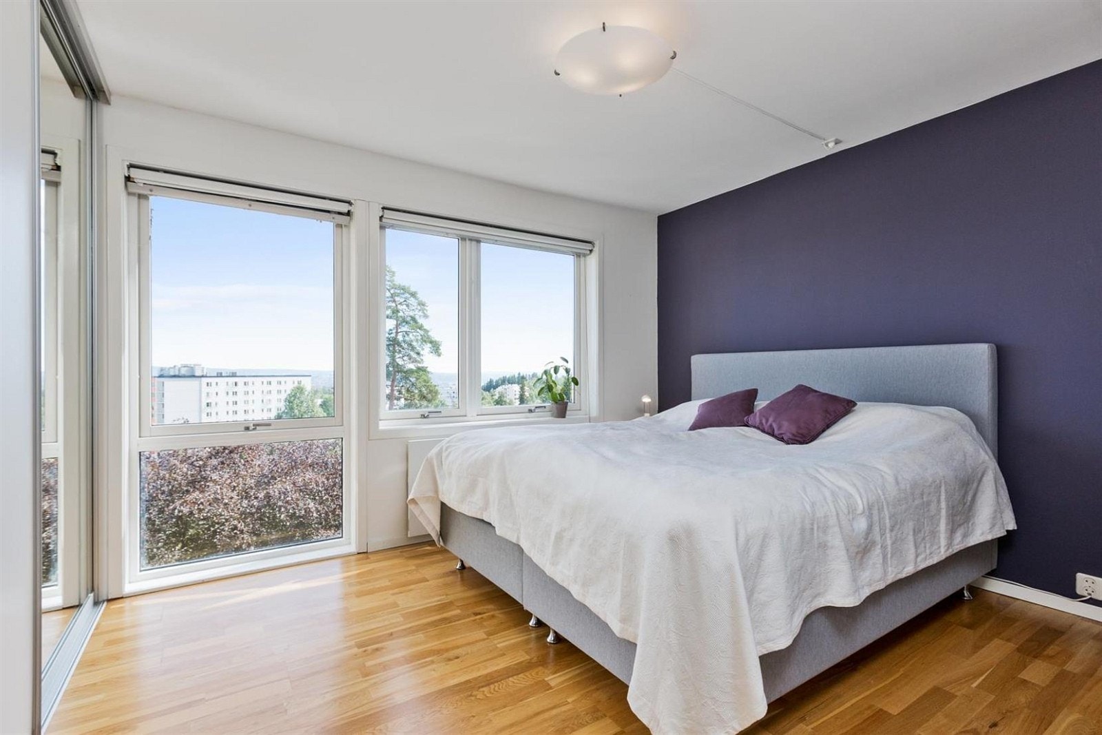 Stort og usjenert soverom med flott utsikt. Galleribilde