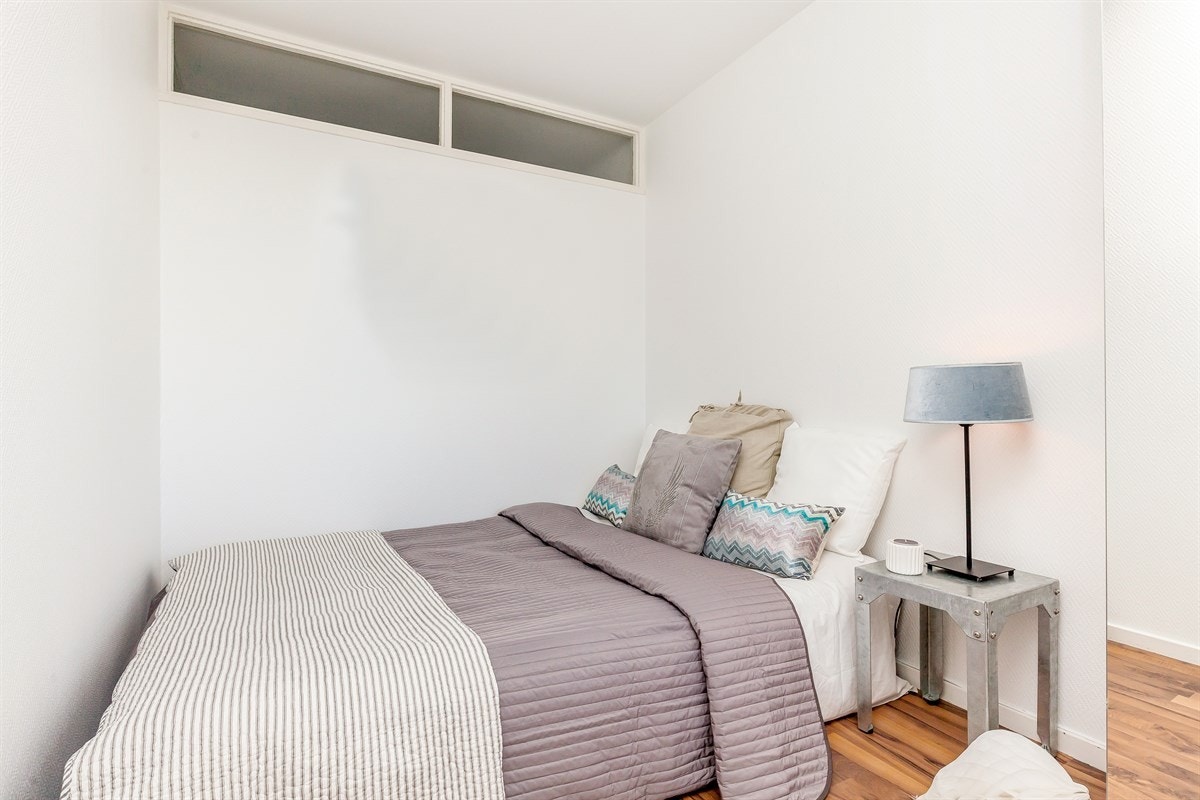 Hyggelig soverom med plass til dobbeltseng Galleribilde