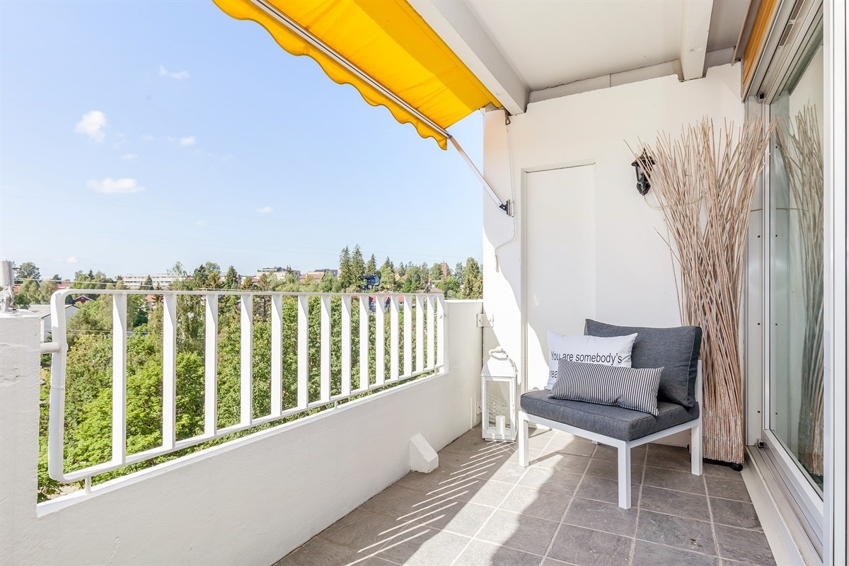 Stor, solrik veranda med sol fra tidlig dag til sen kveld Galleribilde