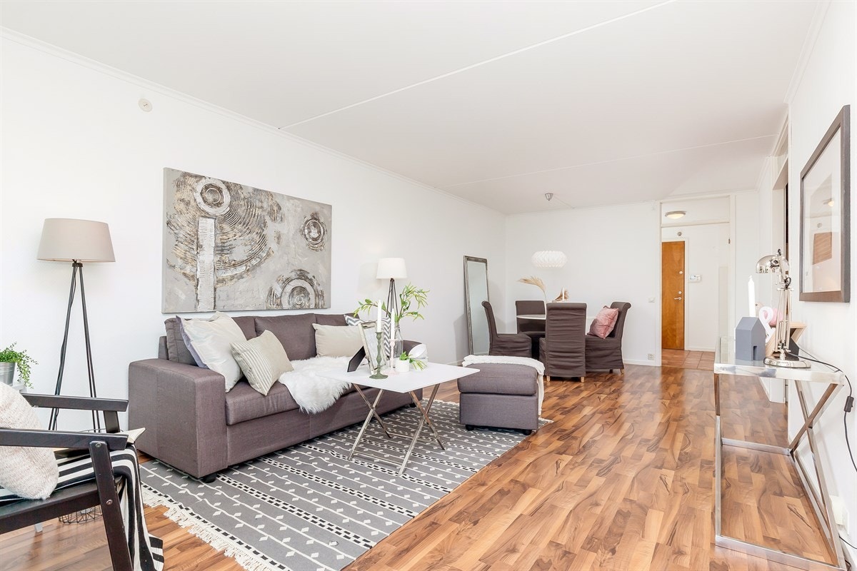 Stor og romslig stue med plass til både sofagruppe og spiseplass Galleribilde