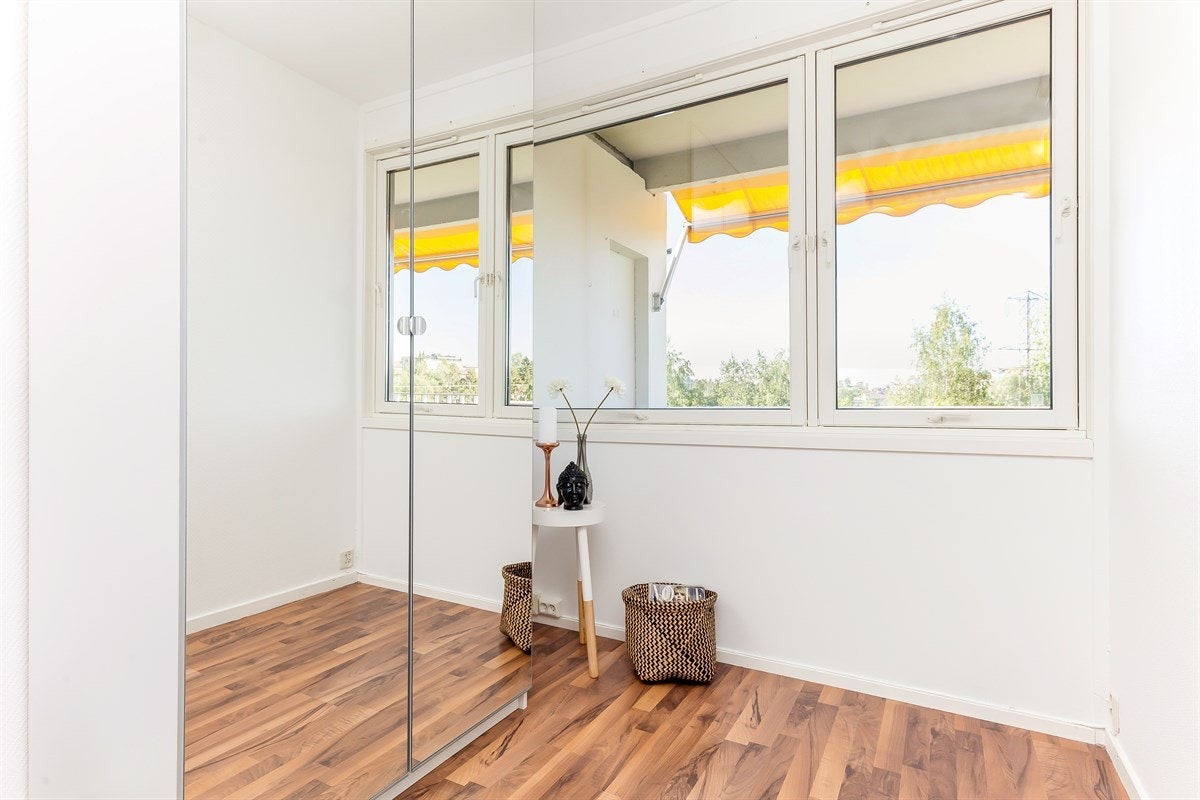 Soverommet har garderobeskap Galleribilde