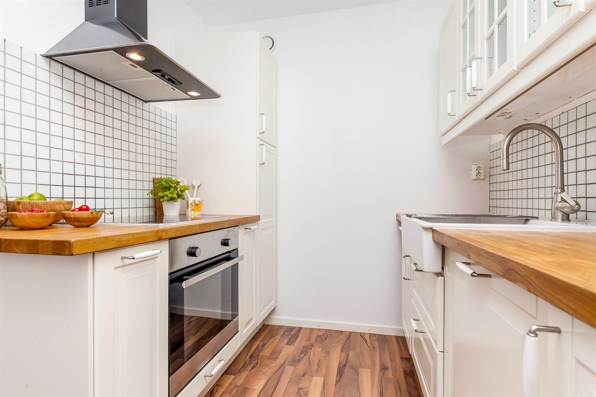 Rikelig med skapplass og heltre benkeplate Galleribilde