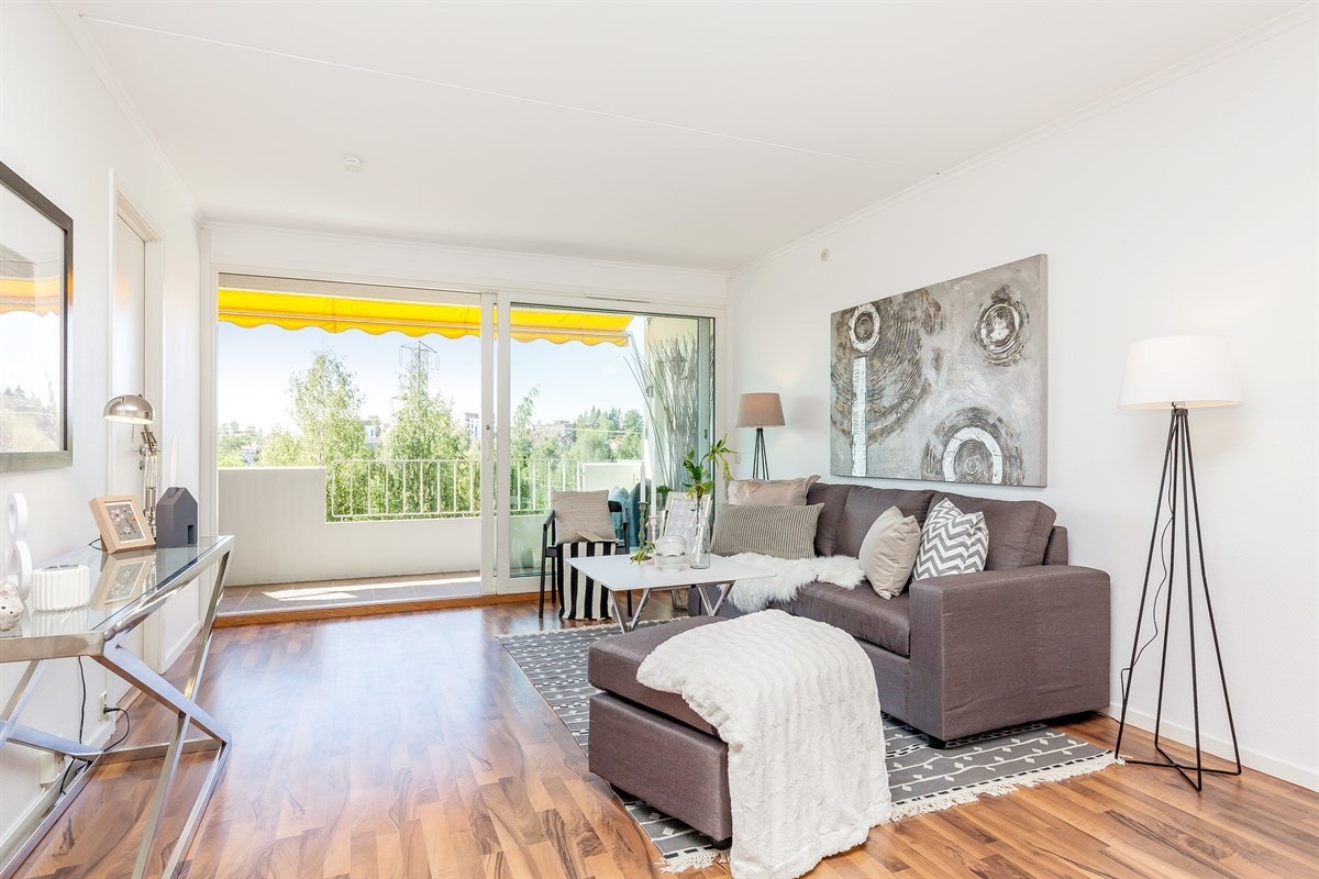 Lys og innbydende stue med utgang til veranda Galleribilde