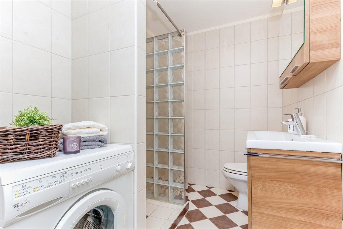 Meget pent, flislagt bad med dusjplass og opplegg for vaskemaskin. Vaskemaskin kan medfølge. Galleribilde