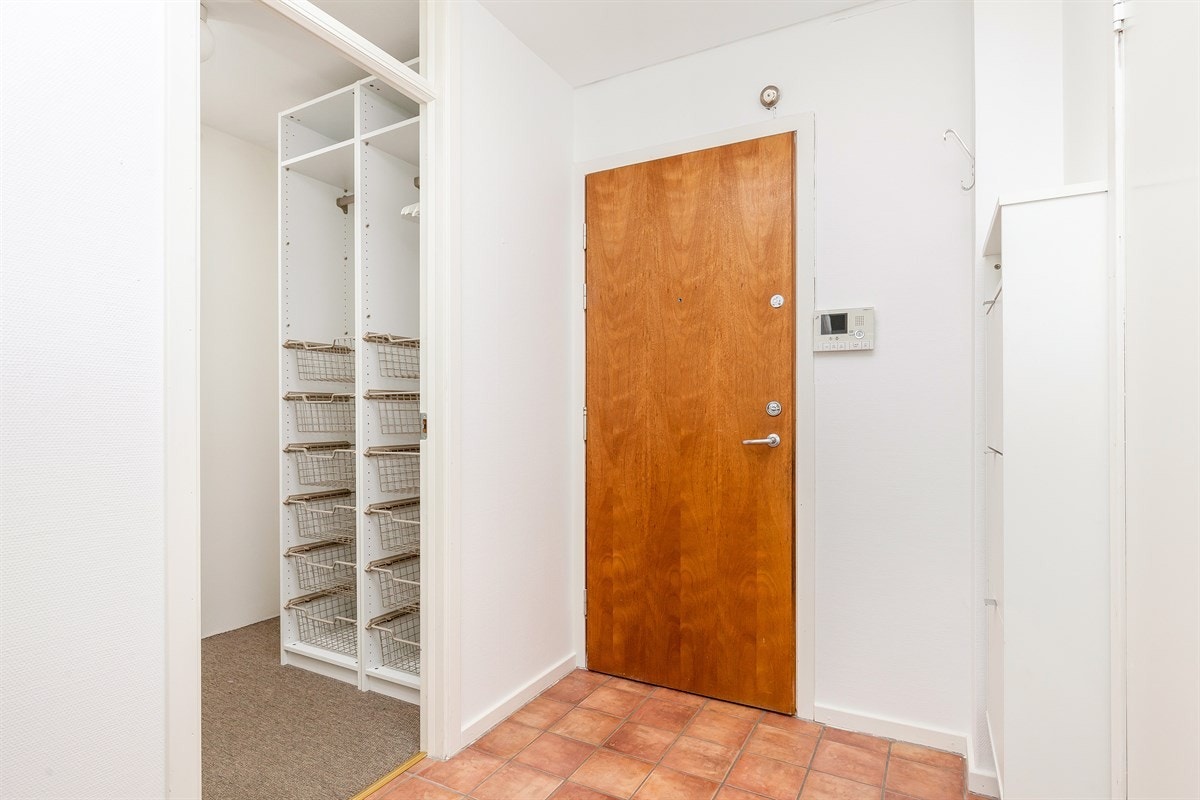 Entrè med inngang til praktisk innvendig bod/garderobe Galleribilde