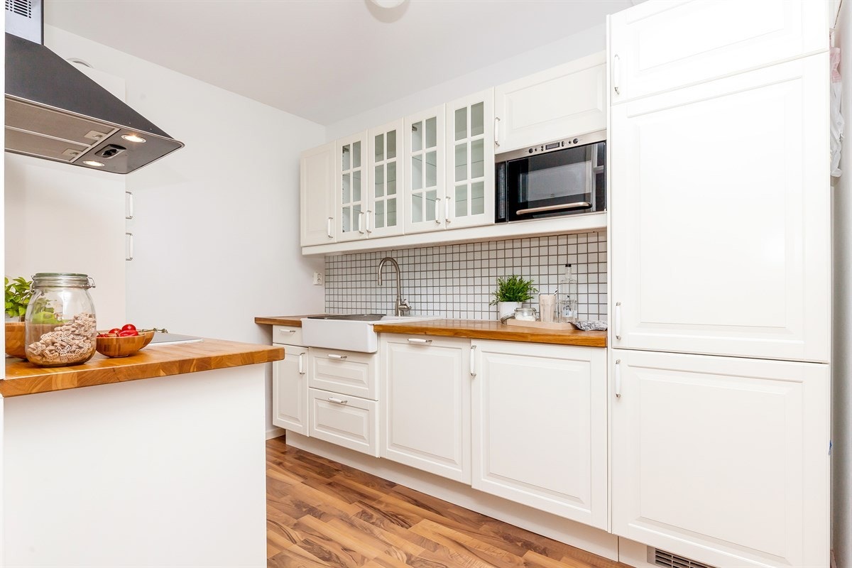 Pent og klassisk kjøkken med integrerte hvitevarer Galleribilde