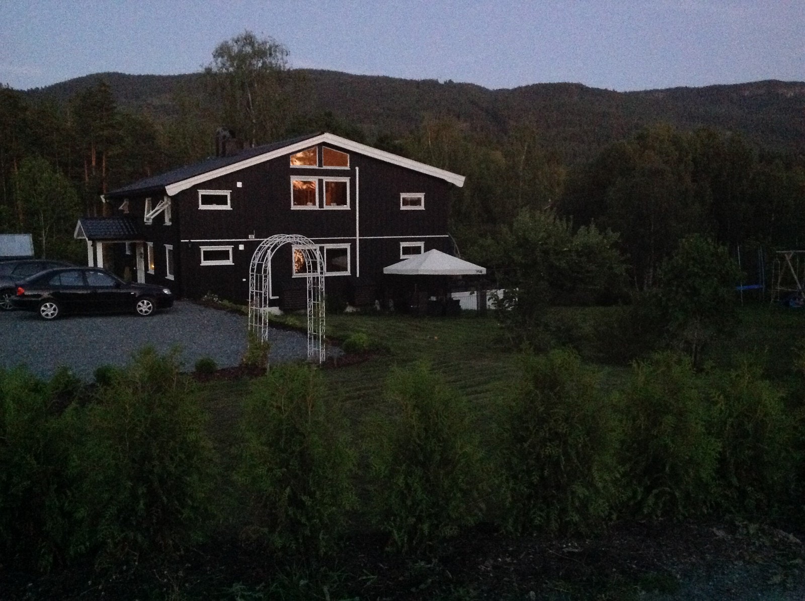 Uteområde og stor parkeringsplass. Galleribilde
