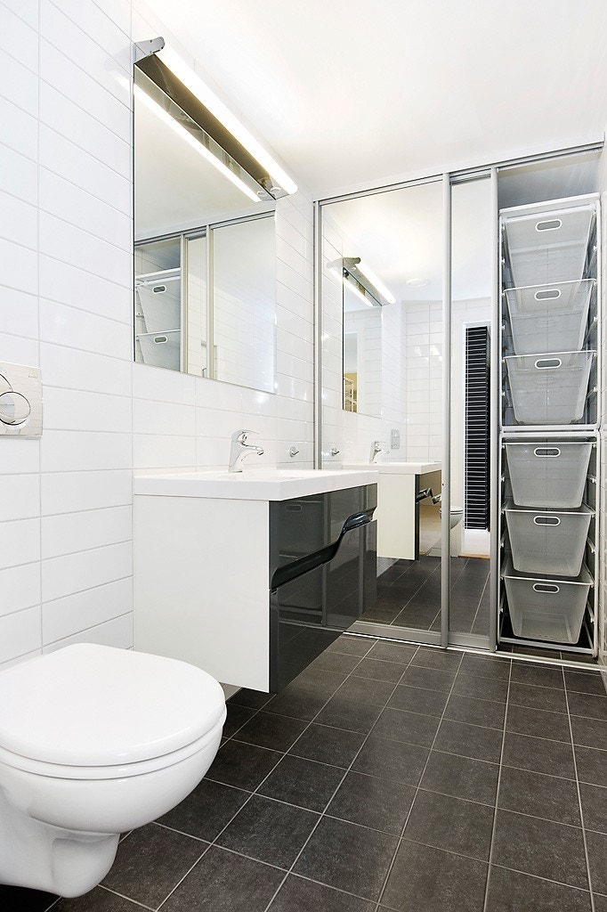 Wc med skyvedørsgarderobe Galleribilde