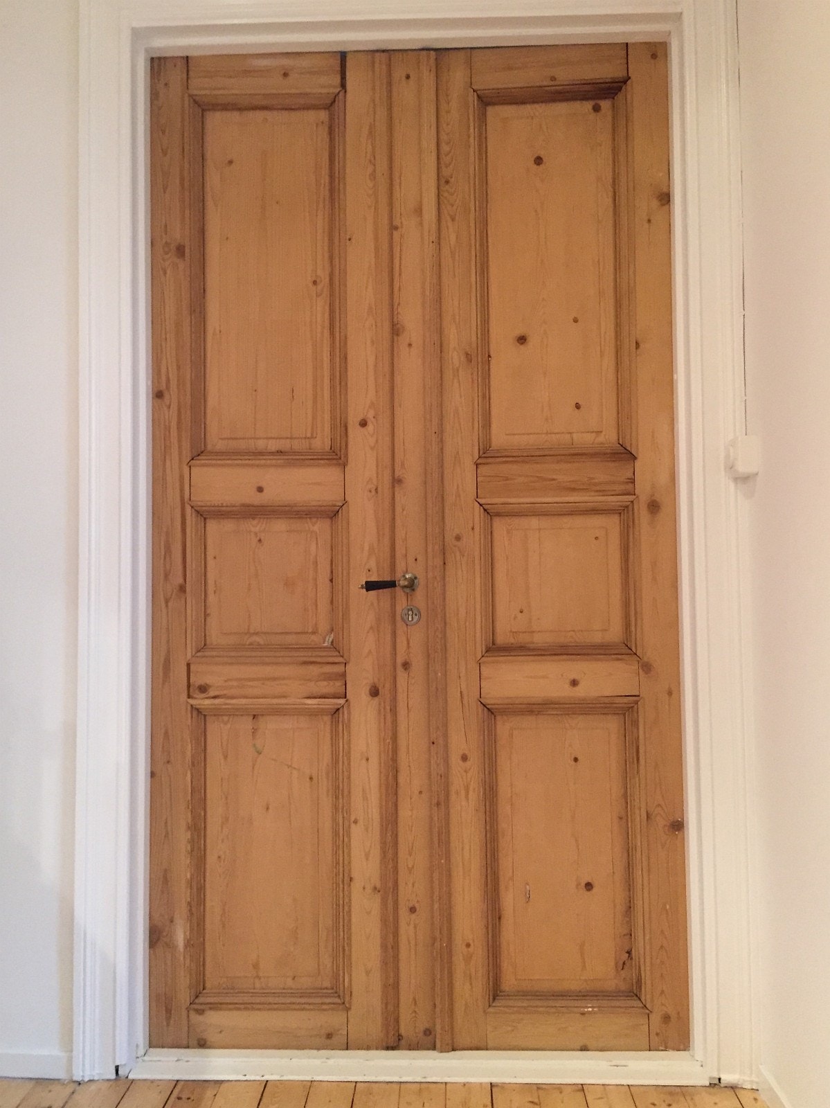 Restaurerte dører i heltre mellom kjøkken og stue. Galleribilde