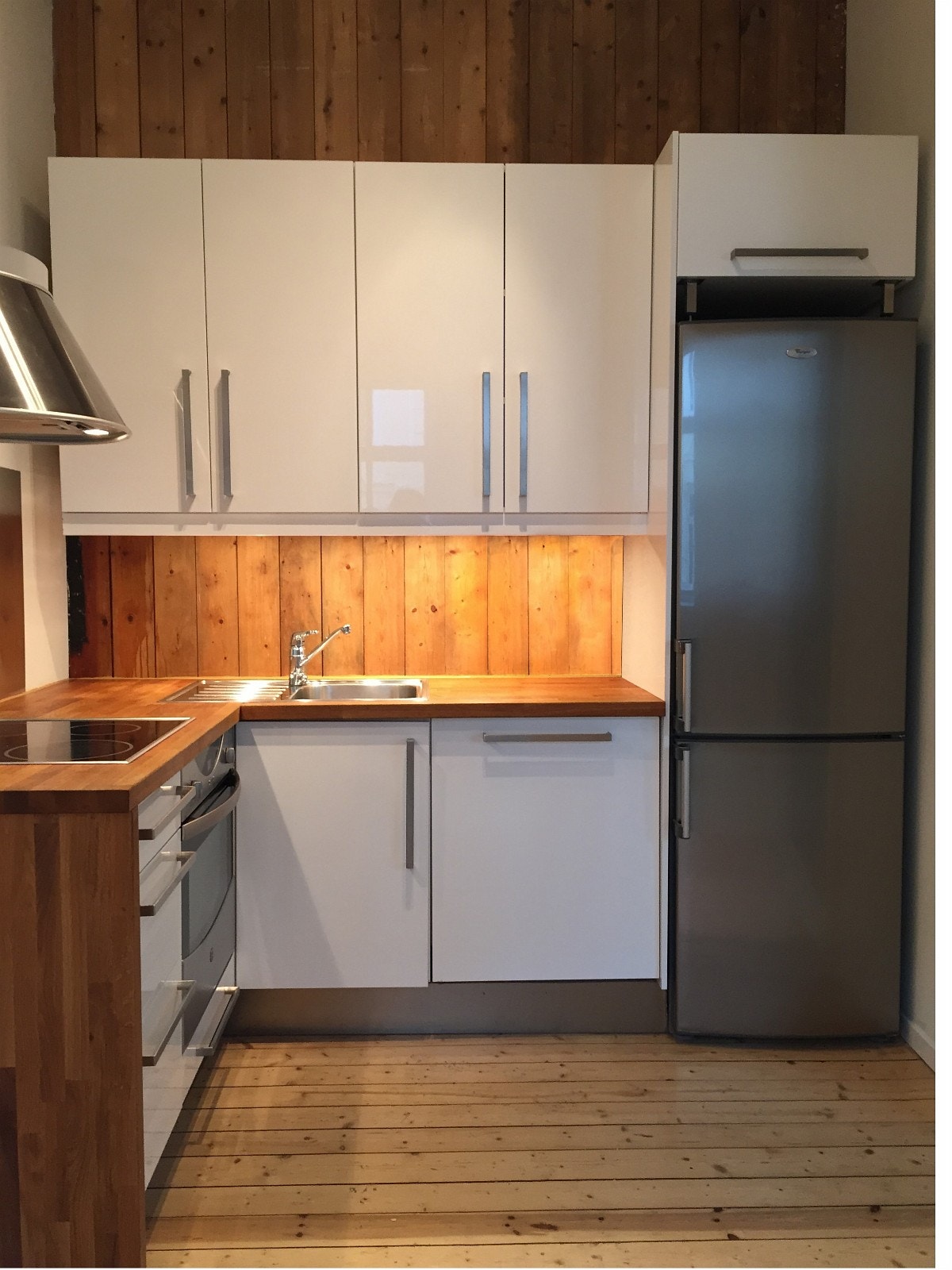 Hvitevarer som intregrert stekeovn, oppvaskmaskin og kjøleskap inkludert. Galleribilde