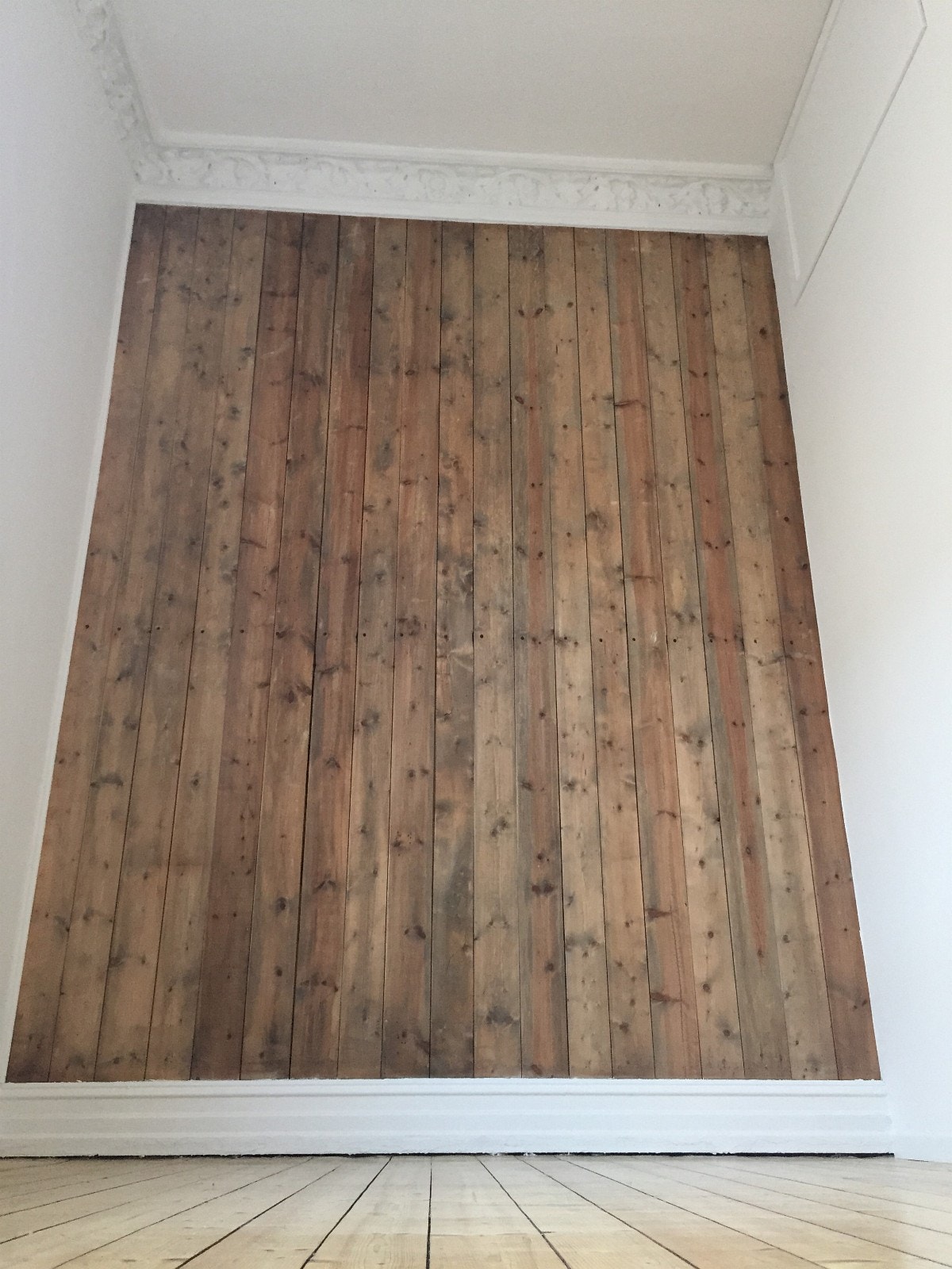 Råpanel på soverom. Galleribilde