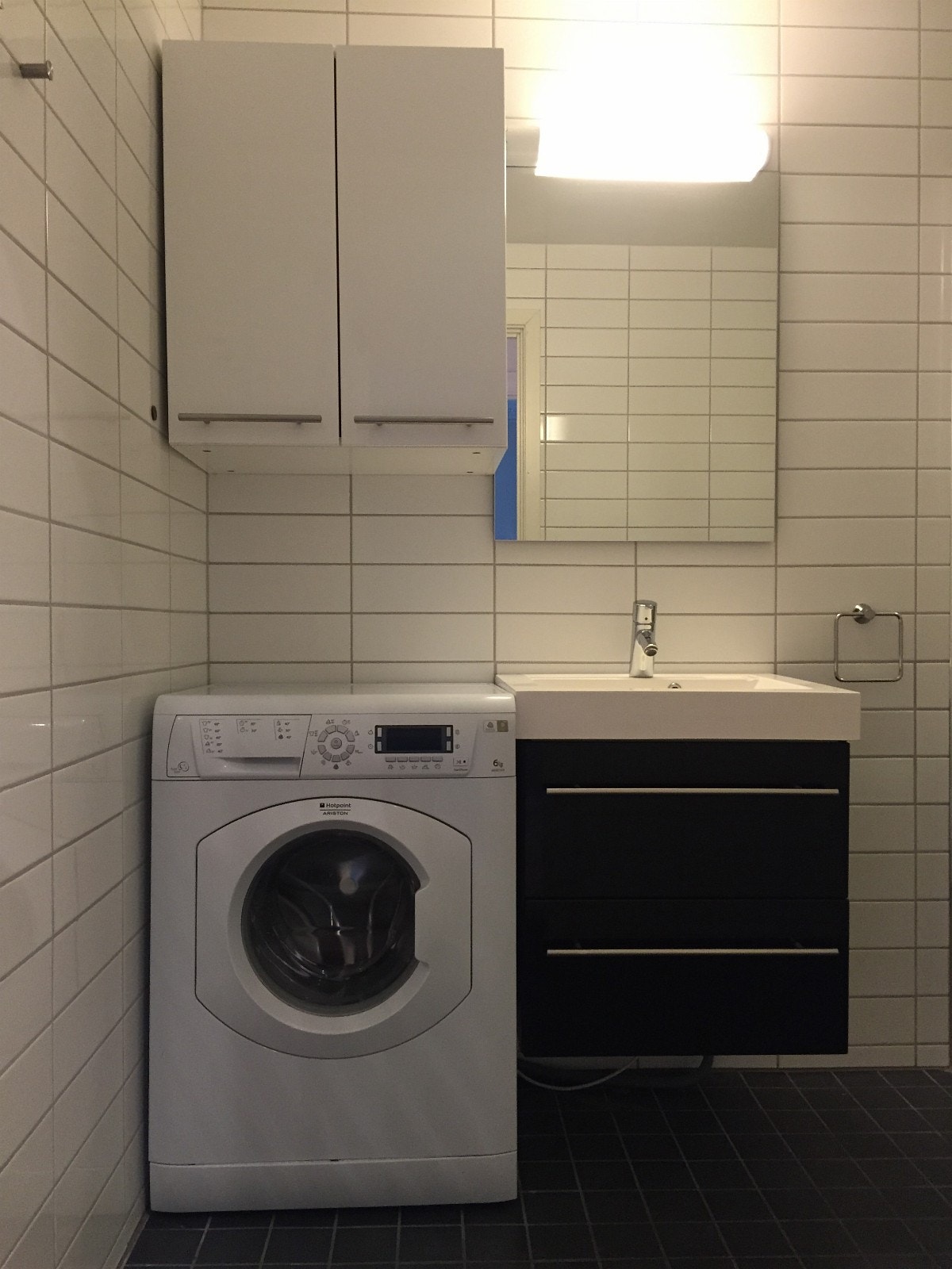 Vaskemaskin følger med på badet. Galleribilde