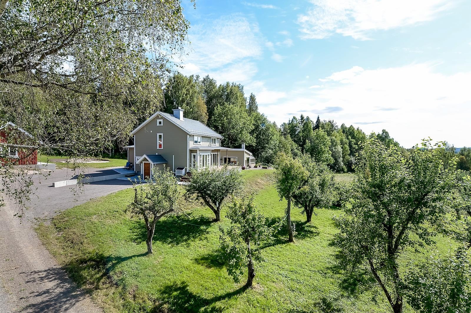Fantastiske uteområder med mye plass og gode solforhold. Galleribilde