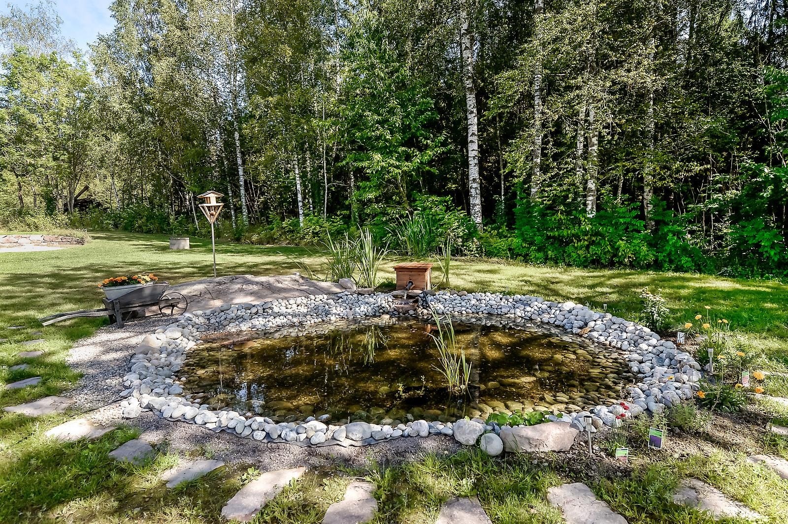 Pent opparbeidet dam med vannfall. Galleribilde