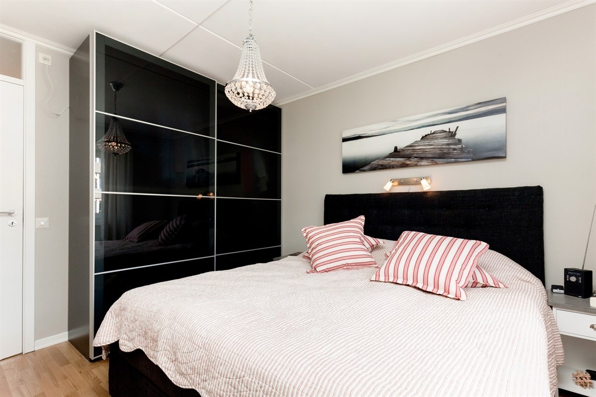 Hovedsoverommet har flott skyvedørsgarderobe Galleribilde