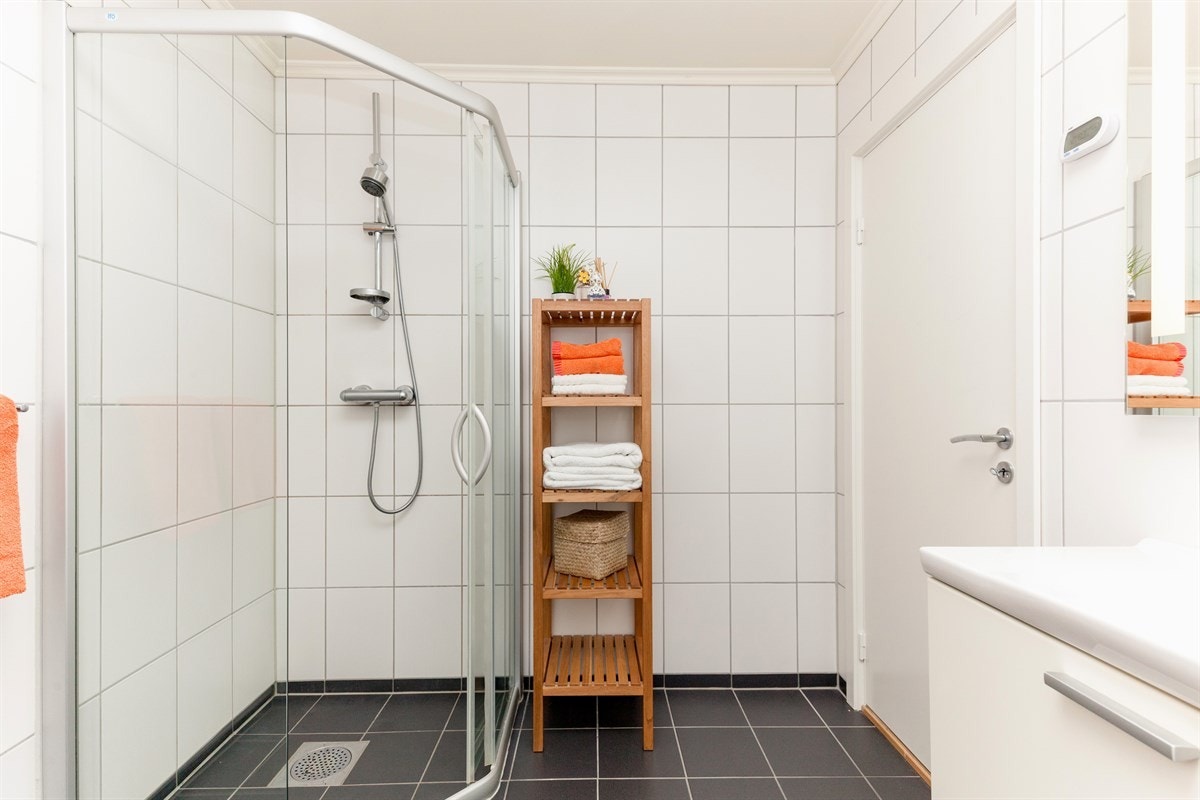 Pent, flislagt bad i tidløs design med gulvarme Galleribilde