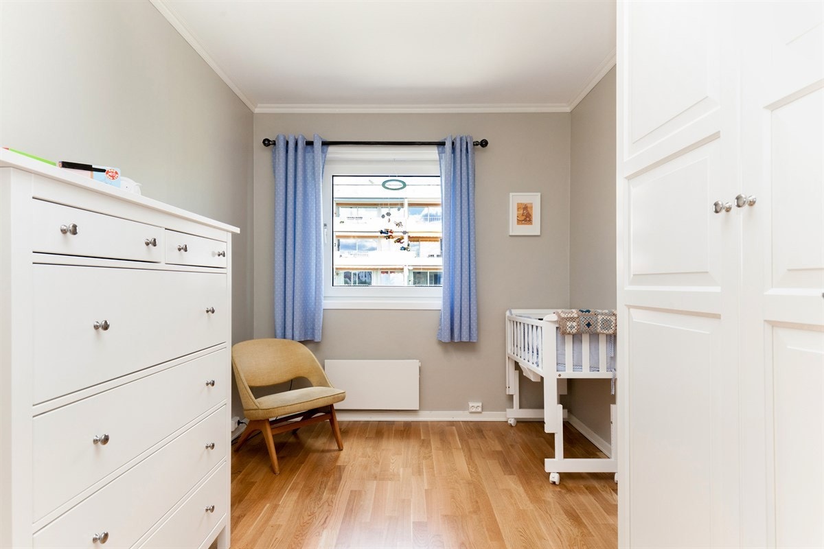 Soverom nr. 2 også med fin størrelse og garderobeskap. Egner seg godt som barnerom, kontor eller gjesterom. Galleribilde