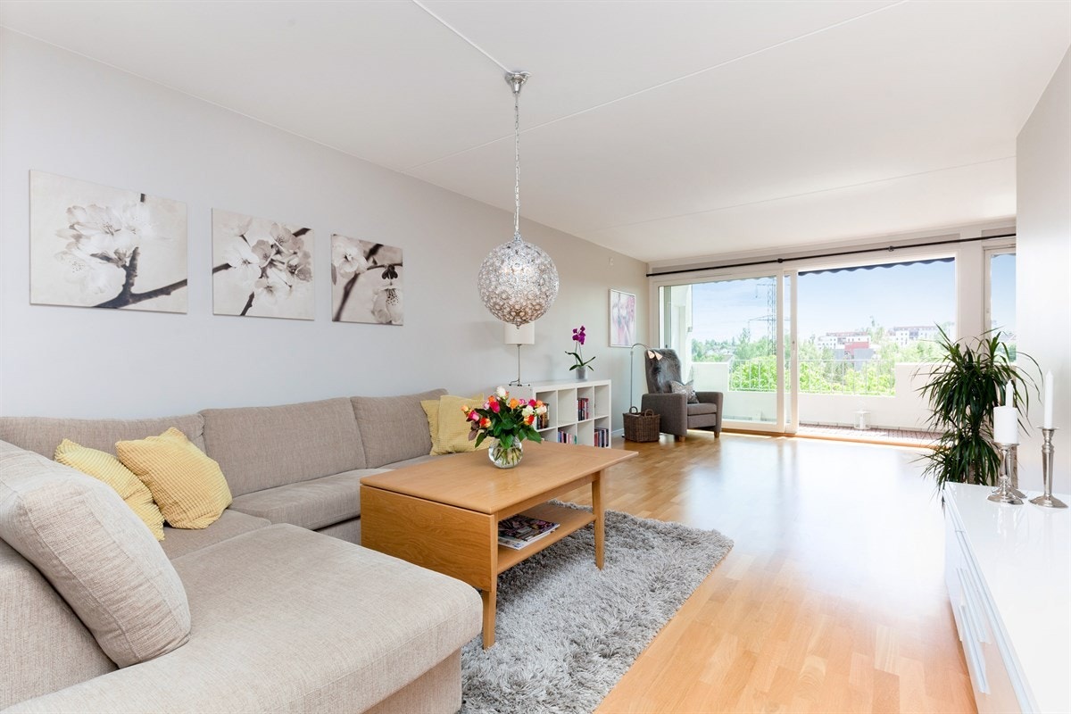 Stor og lys stue med god plass til både salong og spisebord. Glatte helsparklede vegger malt i tidsriktige farger og parkett på gulv. Galleribilde