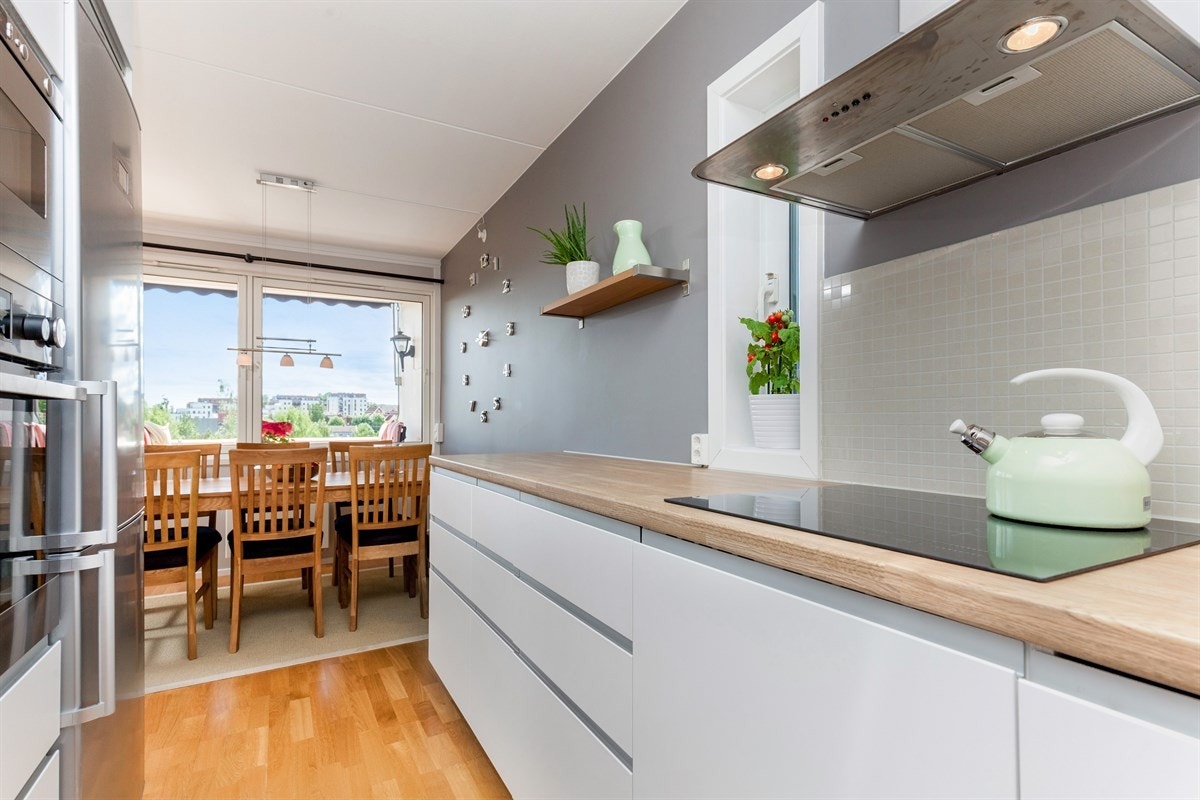 Kjøkkenet har delvis åpen løsning mot stue. Hyggelig sidevindu med utsikt mot Mærradalen. Galleribilde