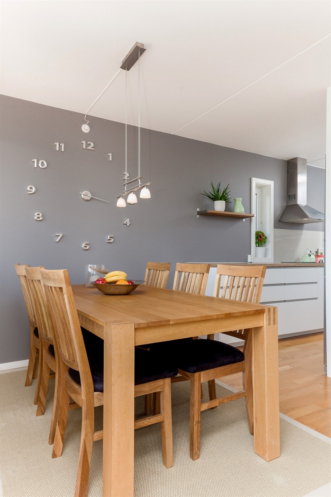 Stor spiseplass med plass til langbord i tilknytning til kjøkkenet Galleribilde