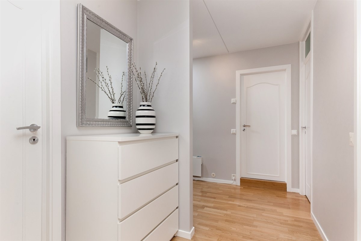 Entré med inngang til innvendig bod/garderobe Galleribilde