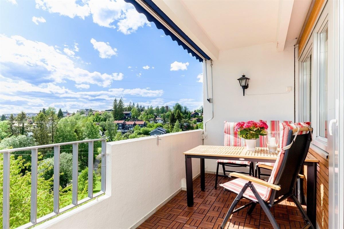 Sydvestvendt, solrik veranda på 10 kvm med fritt utsyn. Galleribilde