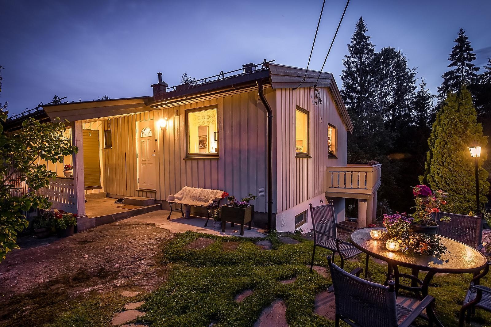 Koselig inngangsparti. Bod ved ytterdøren. Galleribilde