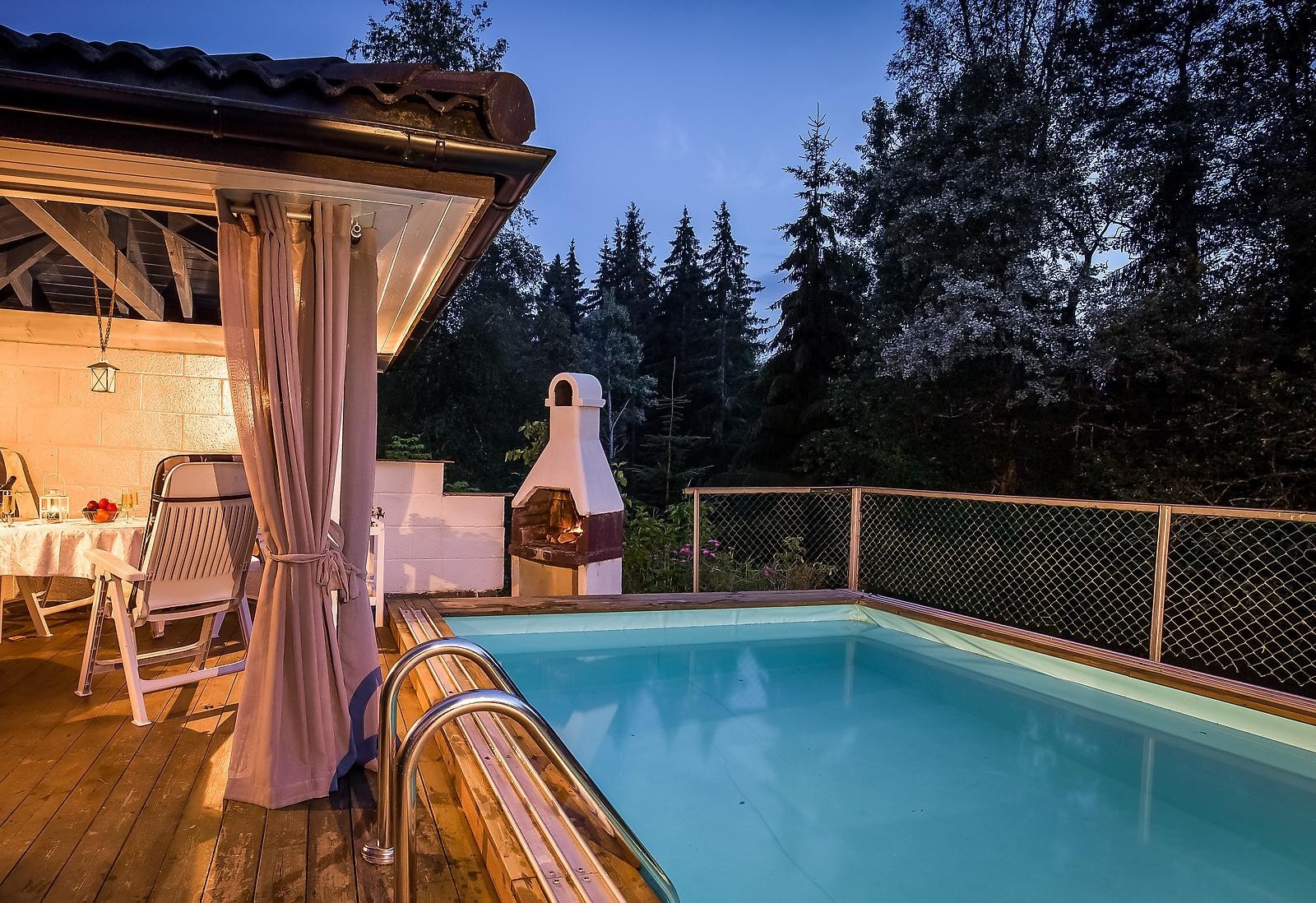 Oppvarmet basseng med overbygd uteplass. Galleribilde