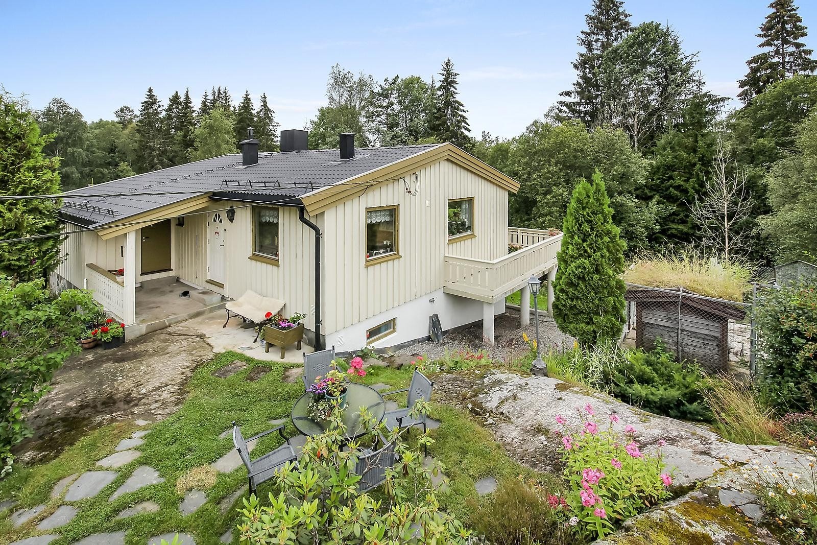 Ute - Hundegård til høyre i bildet. Galleribilde