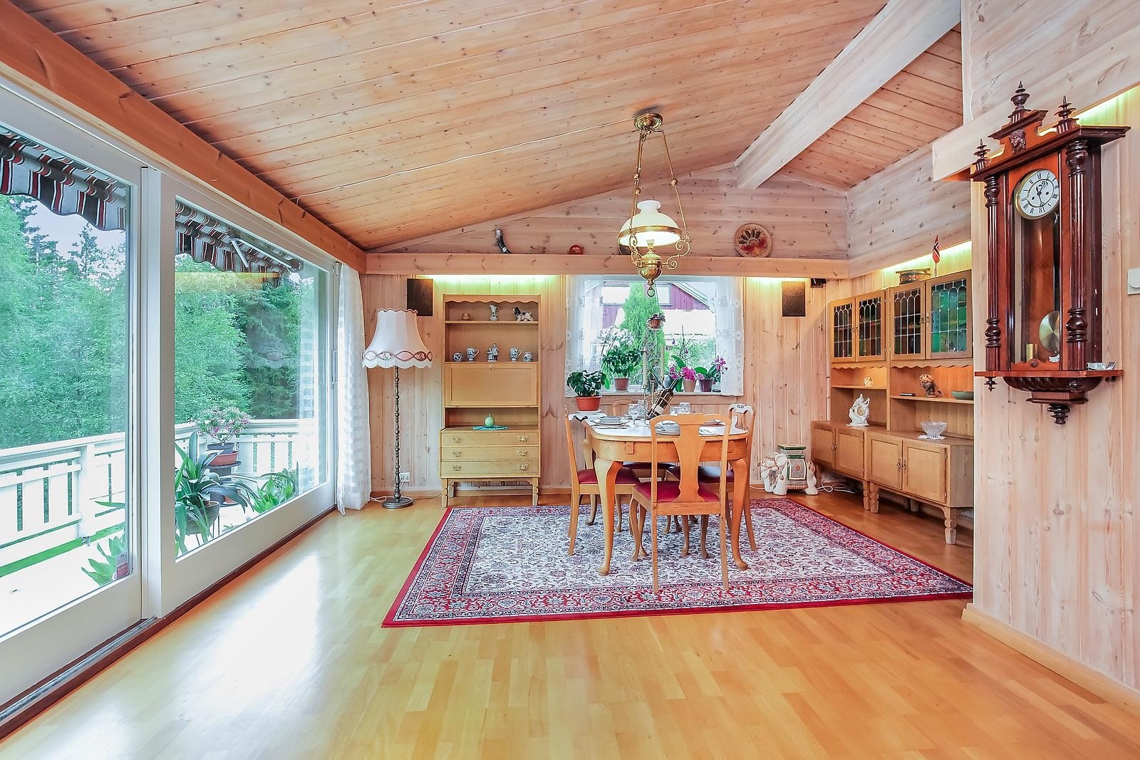 Stue med skyvedør ut til terrassen. Galleribilde