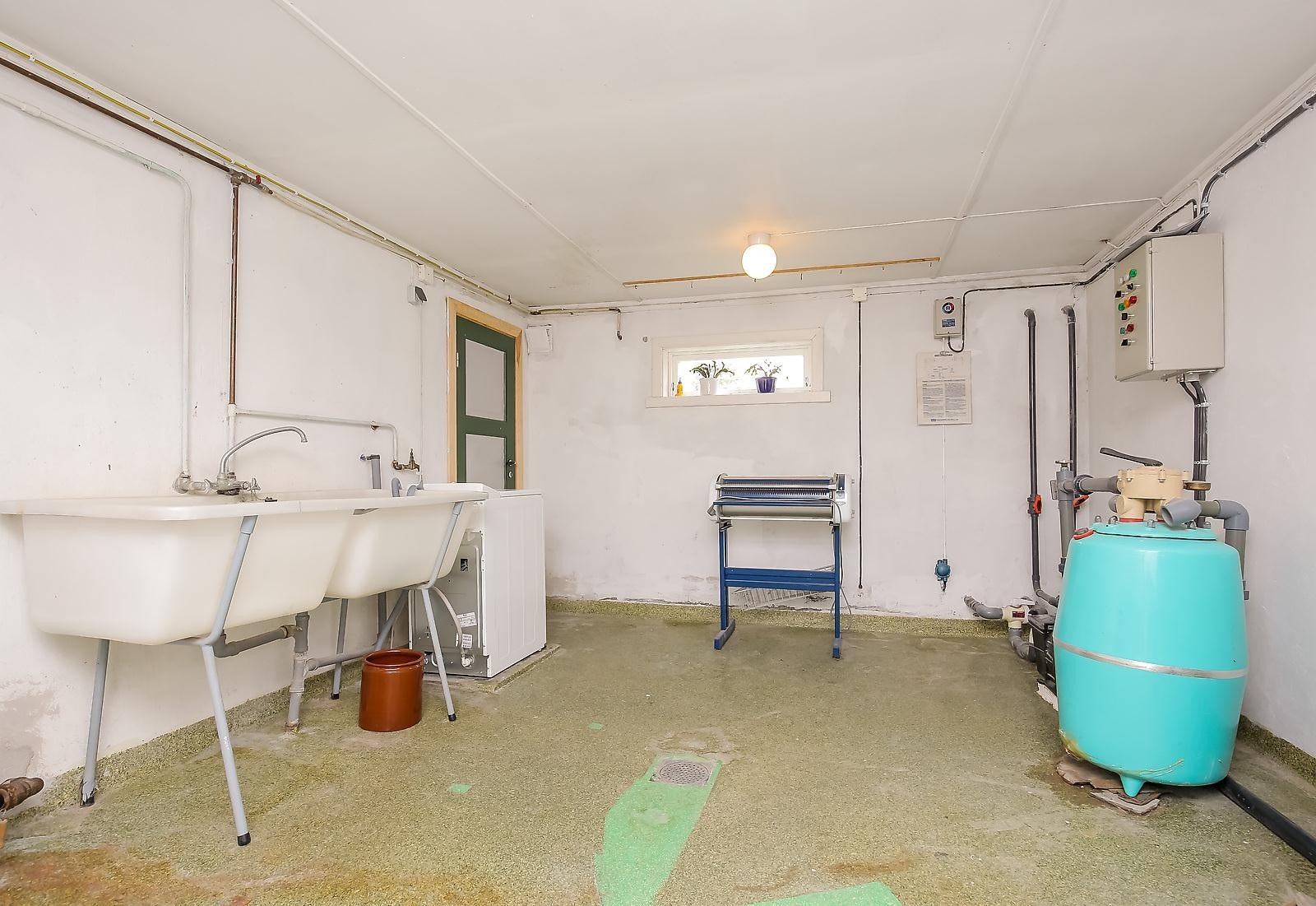 Vaskekjeller/teknisk rom, med bod innenfor. Galleribilde