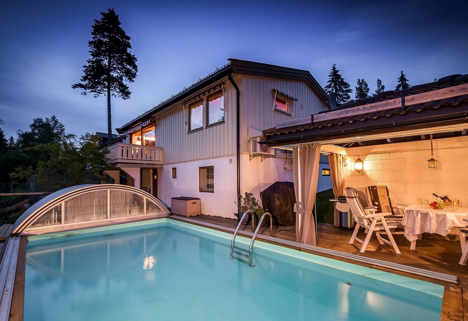 Koselig eiendom med oppvarmet basseng. Bassenget har eget overbygg. Galleribilde