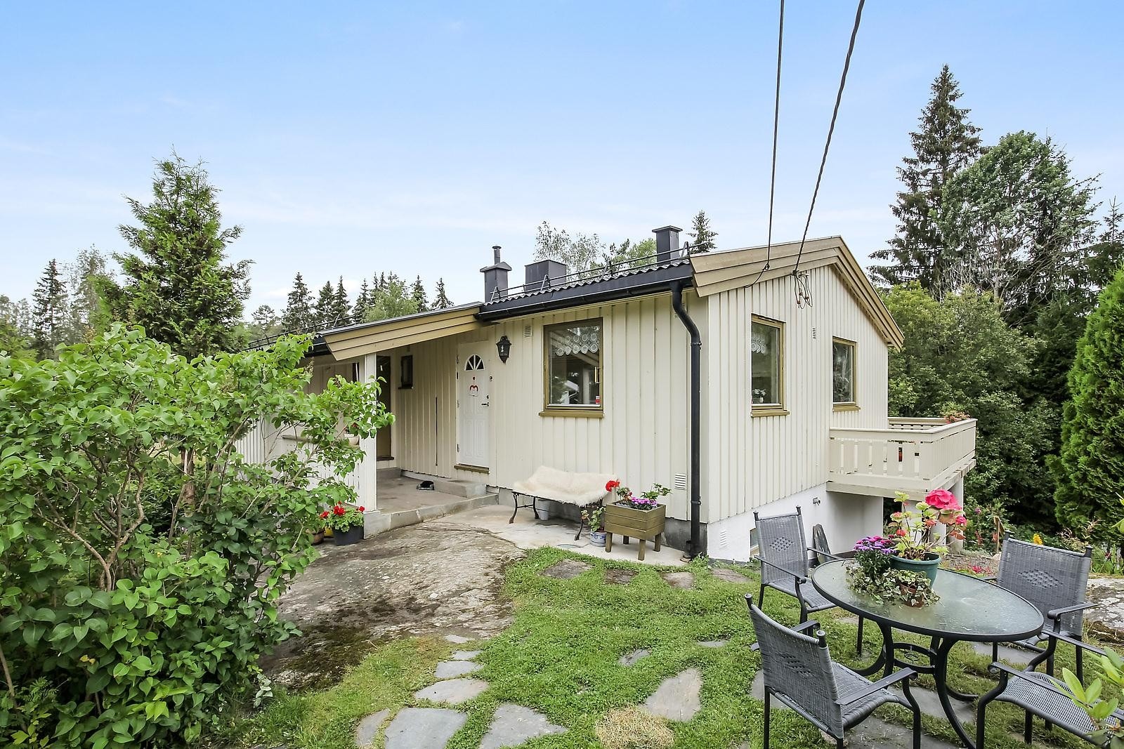 Eiendommen har flere naturlige uteplasser. Galleribilde