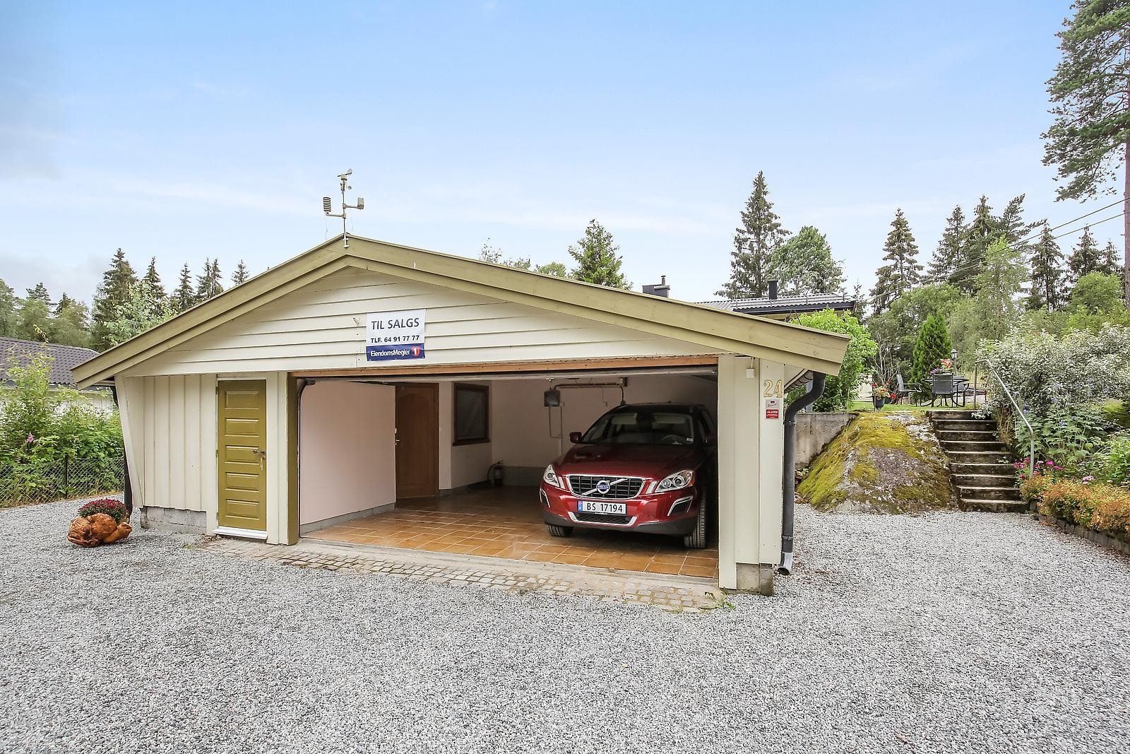 Garasjen er flislagt og varmekabel der bilene står. Galleribilde